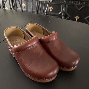 Perfect Dansco  Brown Clogs